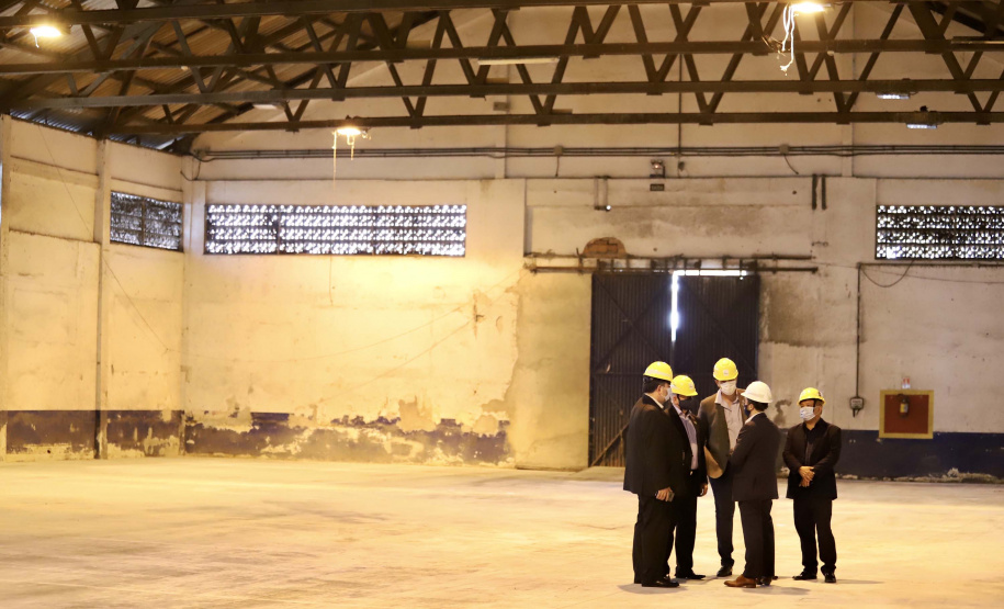 O Porto de Paranaguá recebeu nesta sexta-feira (2) a visita oficial do embaixador plurinacional da Bolívia, Wilfredo Rojo. A comitiva boliviana veio conhecer um possível depósito franco, que será doado pelo Governo Federal ao país vizinho. O processo de cessão é instruído pelo Ministério da Infraestrutura, através da Secretaria Nacional dos Portos.