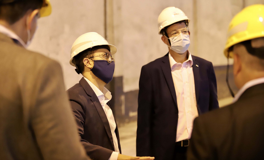 O Porto de Paranaguá recebeu nesta sexta-feira (2) a visita oficial do embaixador plurinacional da Bolívia, Wilfredo Rojo. A comitiva boliviana veio conhecer um possível depósito franco, que será doado pelo Governo Federal ao país vizinho. O processo de cessão é instruído pelo Ministério da Infraestrutura, através da Secretaria Nacional dos Portos.