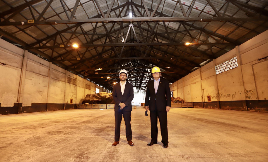 O Porto de Paranaguá recebeu nesta sexta-feira (2) a visita oficial do embaixador plurinacional da Bolívia, Wilfredo Rojo. A comitiva boliviana veio conhecer um possível depósito franco, que será doado pelo Governo Federal ao país vizinho. O processo de cessão é instruído pelo Ministério da Infraestrutura, através da Secretaria Nacional dos Portos.