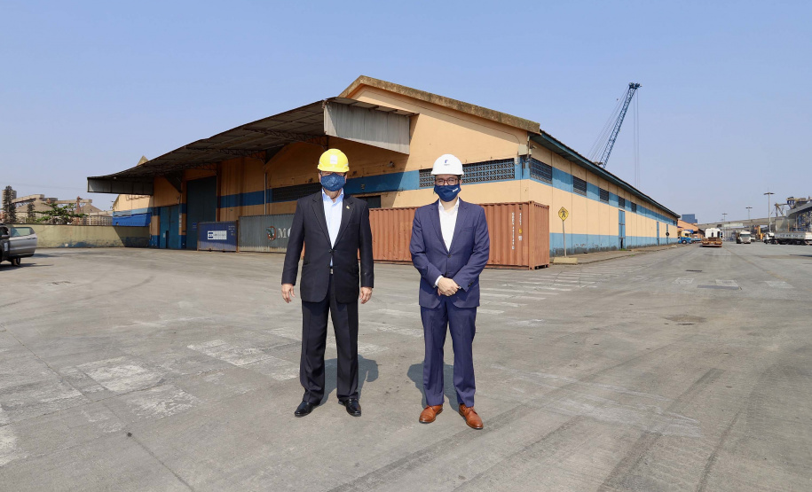 O Porto de Paranaguá recebeu nesta sexta-feira (2) a visita oficial do embaixador plurinacional da Bolívia, Wilfredo Rojo. A comitiva boliviana veio conhecer um possível depósito franco, que será doado pelo Governo Federal ao país vizinho. O processo de cessão é instruído pelo Ministério da Infraestrutura, através da Secretaria Nacional dos Portos.