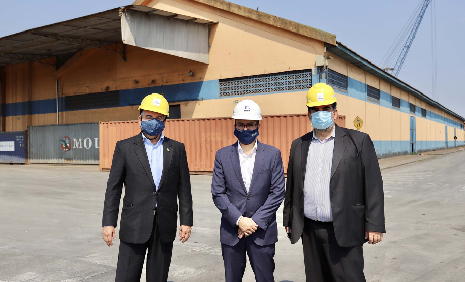 O Porto de Paranaguá recebeu nesta sexta-feira (2) a visita oficial do embaixador plurinacional da Bolívia, Wilfredo Rojo. A comitiva boliviana veio conhecer um possível depósito franco, que será doado pelo Governo Federal ao país vizinho. O processo de cessão é instruído pelo Ministério da Infraestrutura, através da Secretaria Nacional dos Portos.