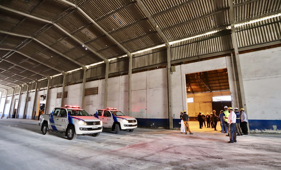 O Porto de Paranaguá recebeu nesta sexta-feira (2) a visita oficial do embaixador plurinacional da Bolívia, Wilfredo Rojo. A comitiva boliviana veio conhecer um possível depósito franco, que será doado pelo Governo Federal ao país vizinho. O processo de cessão é instruído pelo Ministério da Infraestrutura, através da Secretaria Nacional dos Portos.