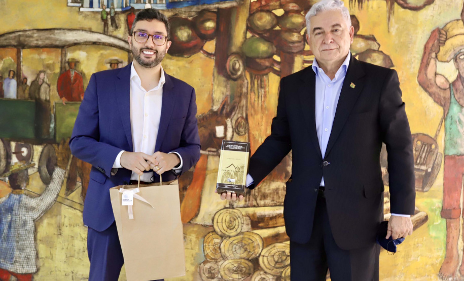 O Porto de Paranaguá recebeu nesta sexta-feira (2) a visita oficial do embaixador plurinacional da Bolívia, Wilfredo Rojo. A comitiva boliviana veio conhecer um possível depósito franco, que será doado pelo Governo Federal ao país vizinho. O processo de cessão é instruído pelo Ministério da Infraestrutura, através da Secretaria Nacional dos Portos.