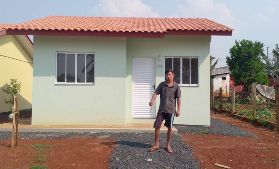 esta sexta feira (2), onze famílias que vivem na cidade de Mangueirinha, no Sudoeste do Paraná, receberam as chaves da casa própria. As moradias estão localizadas no bairro Nova Esperança, em um empreendimento que recebeu um investimento de R$ 644 mil reais por meio do programa Nossa Gente Paraná, do Governo do Estado. (Foto: Eduardo Cioatto / Cohapar)