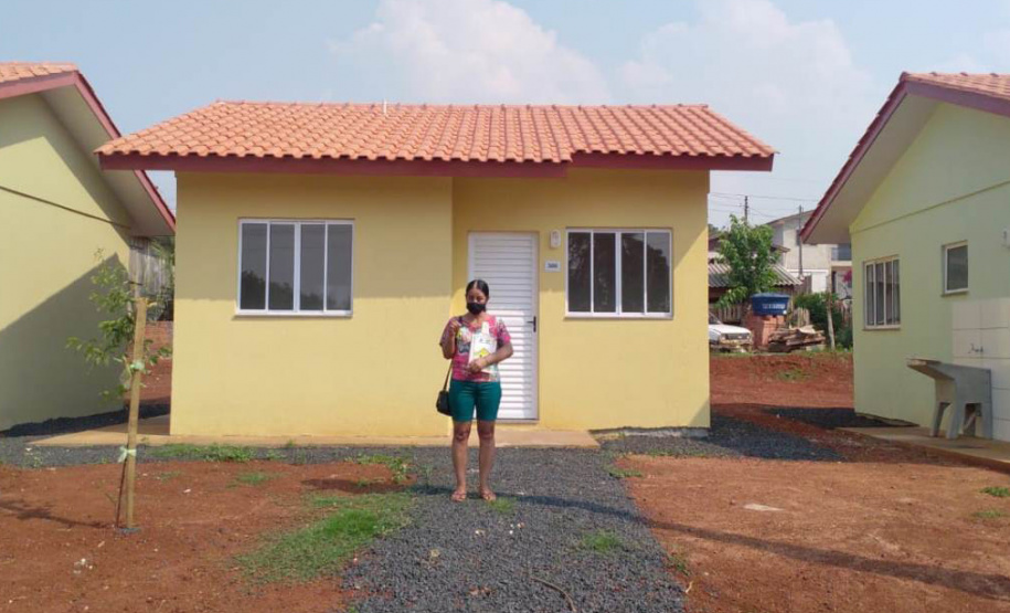 esta sexta feira (2), onze famílias que vivem na cidade de Mangueirinha, no Sudoeste do Paraná, receberam as chaves da casa própria. As moradias estão localizadas no bairro Nova Esperança, em um empreendimento que recebeu um investimento de R$ 644 mil reais por meio do programa Nossa Gente Paraná, do Governo do Estado. (Foto: Eduardo Cioatto / Cohapar)