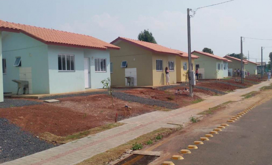 esta sexta feira (2), onze famílias que vivem na cidade de Mangueirinha, no Sudoeste do Paraná, receberam as chaves da casa própria. As moradias estão localizadas no bairro Nova Esperança, em um empreendimento que recebeu um investimento de R$ 644 mil reais por meio do programa Nossa Gente Paraná, do Governo do Estado. (Foto: Eduardo Cioatto / Cohapar)