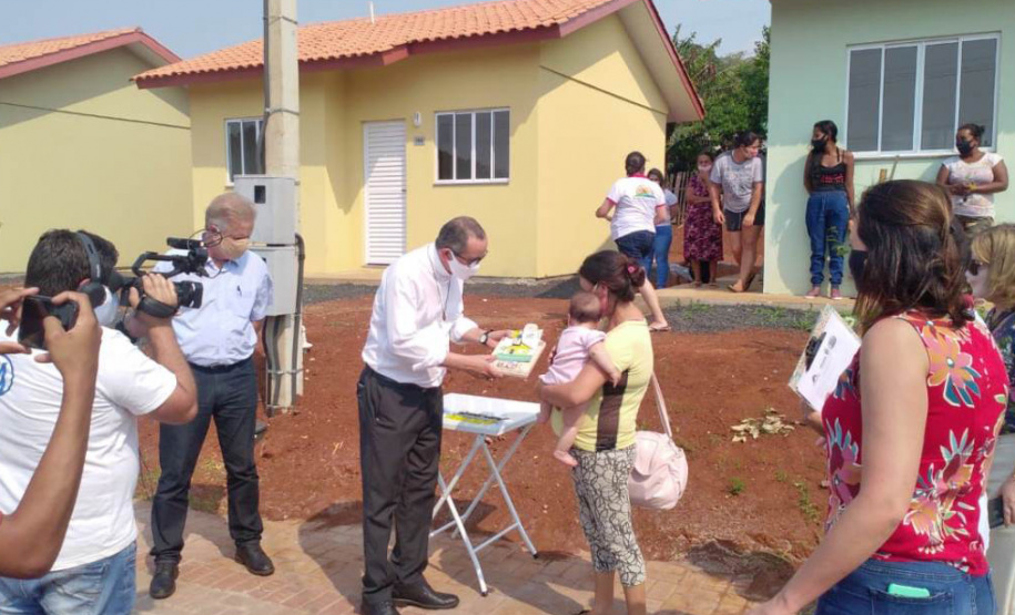 esta sexta feira (2), onze famílias que vivem na cidade de Mangueirinha, no Sudoeste do Paraná, receberam as chaves da casa própria. As moradias estão localizadas no bairro Nova Esperança, em um empreendimento que recebeu um investimento de R$ 644 mil reais por meio do programa Nossa Gente Paraná, do Governo do Estado. (Foto: Eduardo Cioatto / Cohapar)
