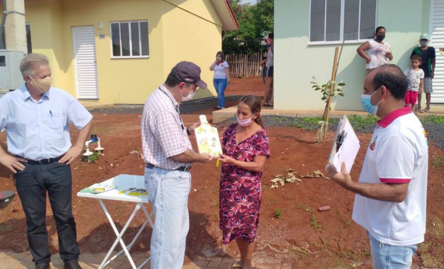 esta sexta feira (2), onze famílias que vivem na cidade de Mangueirinha, no Sudoeste do Paraná, receberam as chaves da casa própria. As moradias estão localizadas no bairro Nova Esperança, em um empreendimento que recebeu um investimento de R$ 644 mil reais por meio do programa Nossa Gente Paraná, do Governo do Estado. (Foto: Eduardo Cioatto / Cohapar)