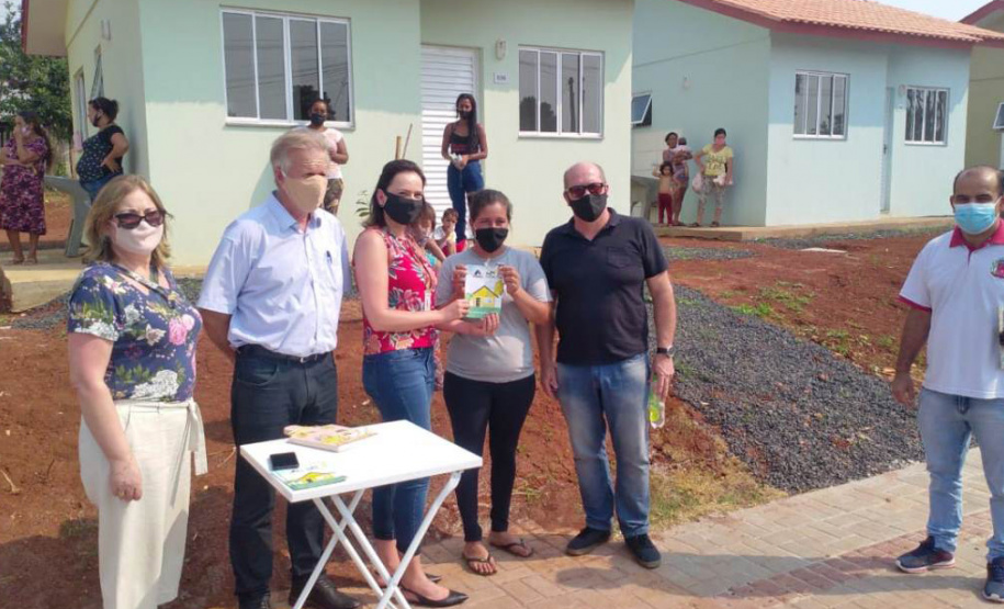 esta sexta feira (2), onze famílias que vivem na cidade de Mangueirinha, no Sudoeste do Paraná, receberam as chaves da casa própria. As moradias estão localizadas no bairro Nova Esperança, em um empreendimento que recebeu um investimento de R$ 644 mil reais por meio do programa Nossa Gente Paraná, do Governo do Estado. (Foto: Eduardo Cioatto / Cohapar)