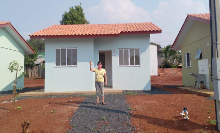 esta sexta feira (2), onze famílias que vivem na cidade de Mangueirinha, no Sudoeste do Paraná, receberam as chaves da casa própria. As moradias estão localizadas no bairro Nova Esperança, em um empreendimento que recebeu um investimento de R$ 644 mil reais por meio do programa Nossa Gente Paraná, do Governo do Estado. (Foto: Eduardo Cioatto / Cohapar)