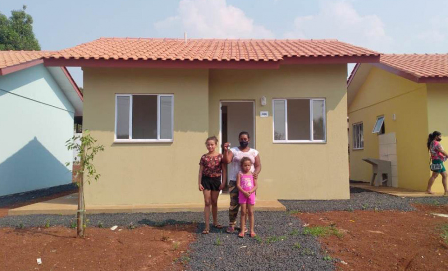 esta sexta feira (2), onze famílias que vivem na cidade de Mangueirinha, no Sudoeste do Paraná, receberam as chaves da casa própria. As moradias estão localizadas no bairro Nova Esperança, em um empreendimento que recebeu um investimento de R$ 644 mil reais por meio do programa Nossa Gente Paraná, do Governo do Estado. (Foto: Eduardo Cioatto / Cohapar)