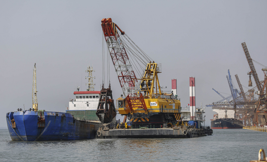Os portos do Paraná começaram o mês de outubro com o maior número de equipamentos de dragagem operando de forma simultânea no Brasil. São sete unidades em atividade, ao mesmo tempo: quatro dragas, dois batelões e um nivelador. Foto: Jonathan Campos / AEN