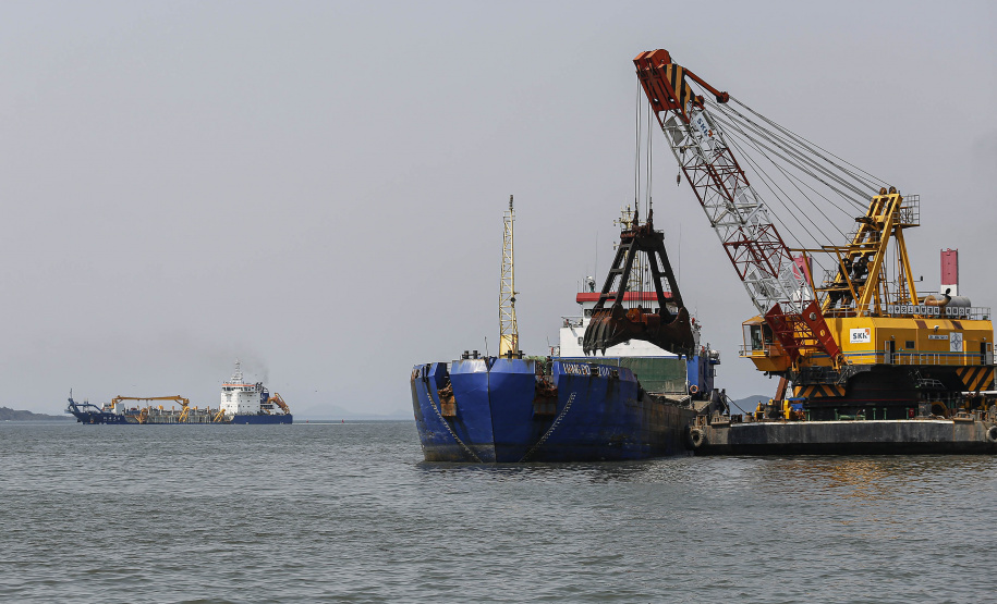 Os portos do Paraná começaram o mês de outubro com o maior número de equipamentos de dragagem operando de forma simultânea no Brasil. São sete unidades em atividade, ao mesmo tempo: quatro dragas, dois batelões e um nivelador. Foto: Jonathan Campos / AEN
