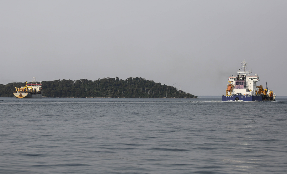 Os portos do Paraná começaram o mês de outubro com o maior número de equipamentos de dragagem operando de forma simultânea no Brasil. São sete unidades em atividade, ao mesmo tempo: quatro dragas, dois batelões e um nivelador. Foto: Jonathan Campos / AEN