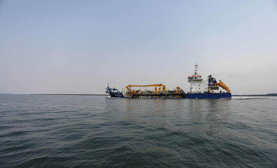 Os portos do Paraná começaram o mês de outubro com o maior número de equipamentos de dragagem operando de forma simultânea no Brasil. São sete unidades em atividade, ao mesmo tempo: quatro dragas, dois batelões e um nivelador. Foto: Jonathan Campos / AEN