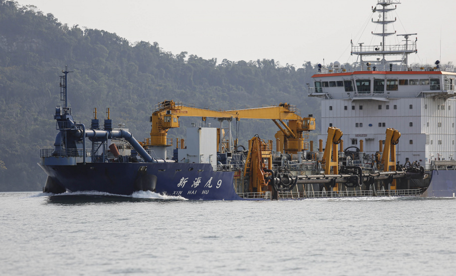 Os portos do Paraná começaram o mês de outubro com o maior número de equipamentos de dragagem operando de forma simultânea no Brasil. São sete unidades em atividade, ao mesmo tempo: quatro dragas, dois batelões e um nivelador. Foto: Jonathan Campos / AEN