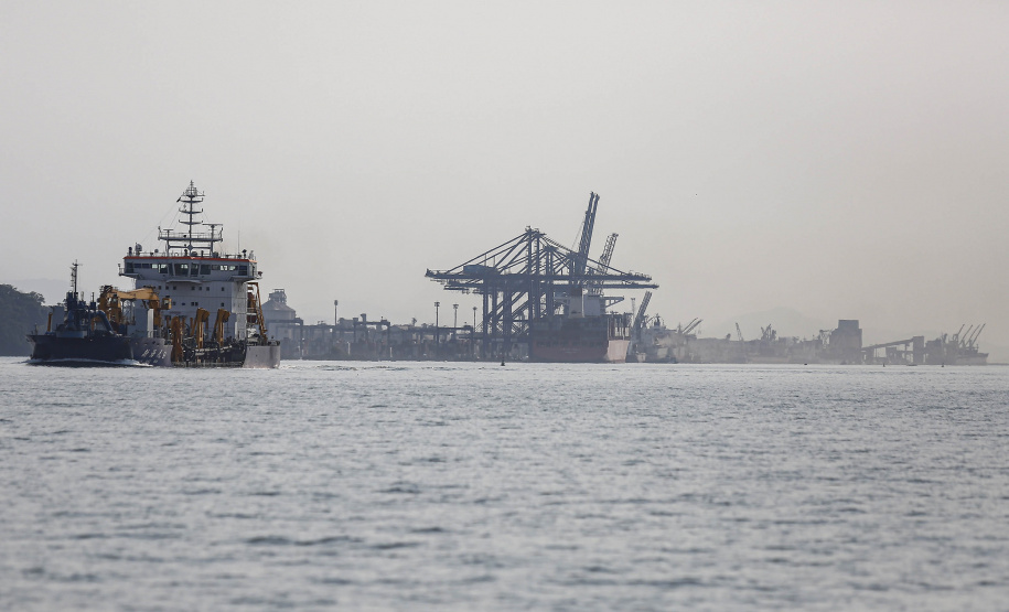 Os portos do Paraná começaram o mês de outubro com o maior número de equipamentos de dragagem operando de forma simultânea no Brasil. São sete unidades em atividade, ao mesmo tempo: quatro dragas, dois batelões e um nivelador. Foto: Jonathan Campos / AEN