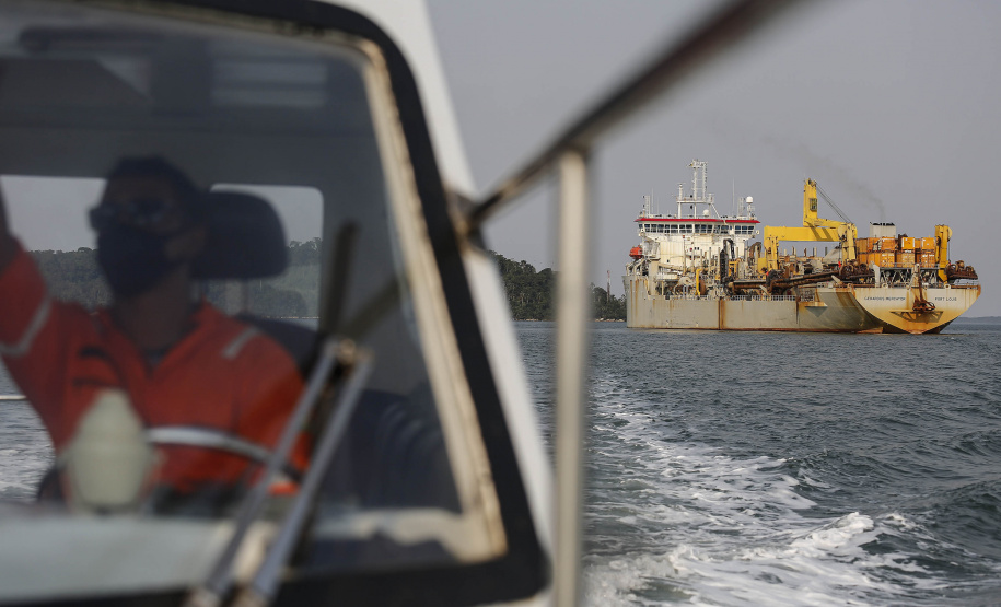 Os portos do Paraná começaram o mês de outubro com o maior número de equipamentos de dragagem operando de forma simultânea no Brasil. São sete unidades em atividade, ao mesmo tempo: quatro dragas, dois batelões e um nivelador. Foto: Jonathan Campos / AEN