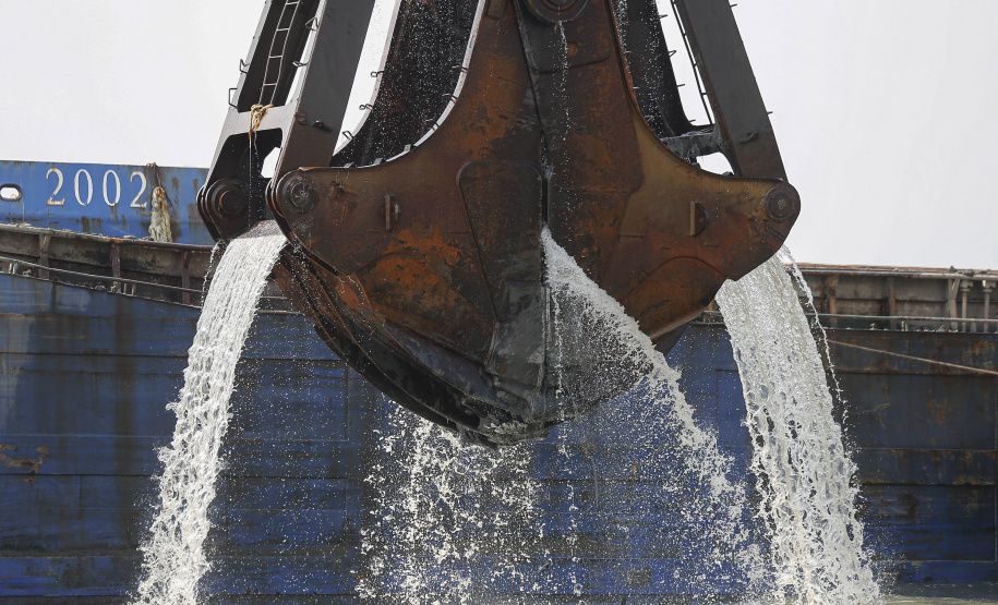 Os portos do Paraná começaram o mês de outubro com o maior número de equipamentos de dragagem operando de forma simultânea no Brasil. São sete unidades em atividade, ao mesmo tempo: quatro dragas, dois batelões e um nivelador. Foto: Jonathan Campos / AEN