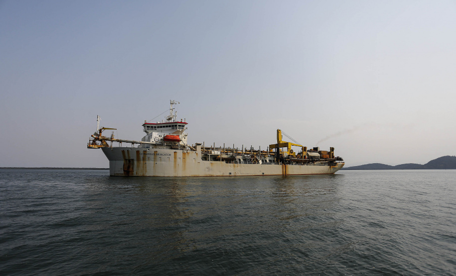 Os portos do Paraná começaram o mês de outubro com o maior número de equipamentos de dragagem operando de forma simultânea no Brasil. São sete unidades em atividade, ao mesmo tempo: quatro dragas, dois batelões e um nivelador. Foto: Jonathan Campos / AEN