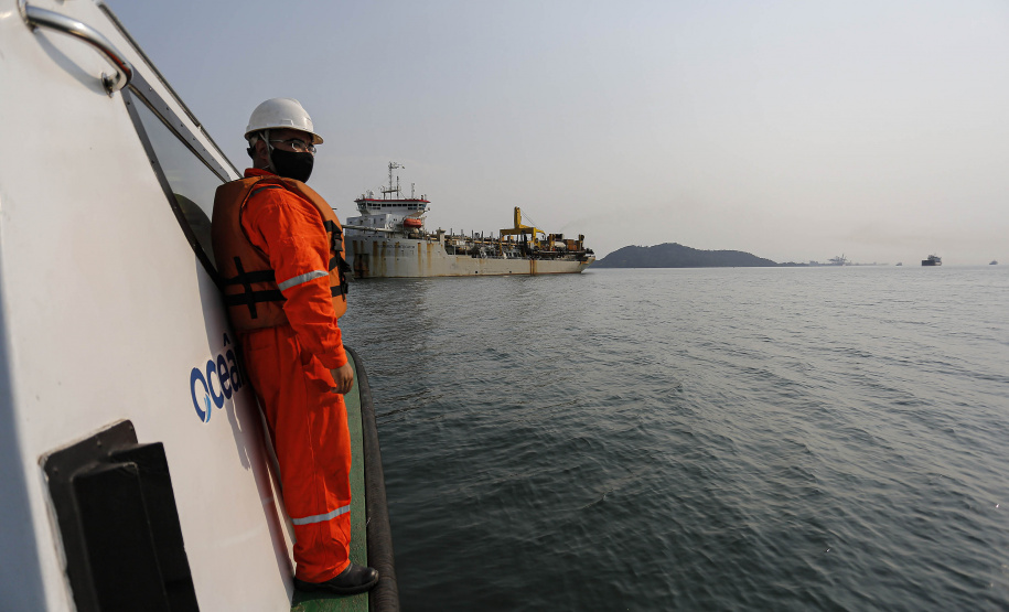 Os portos do Paraná começaram o mês de outubro com o maior número de equipamentos de dragagem operando de forma simultânea no Brasil. São sete unidades em atividade, ao mesmo tempo: quatro dragas, dois batelões e um nivelador. Foto: Jonathan Campos / AEN