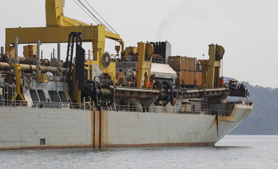 Os portos do Paraná começaram o mês de outubro com o maior número de equipamentos de dragagem operando de forma simultânea no Brasil. São sete unidades em atividade, ao mesmo tempo: quatro dragas, dois batelões e um nivelador. Foto: Jonathan Campos / AEN