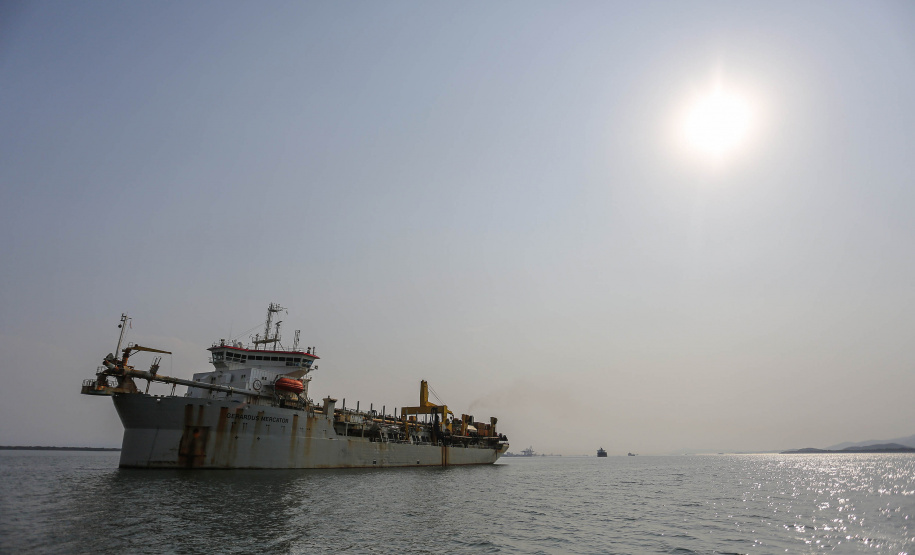 Os portos do Paraná começaram o mês de outubro com o maior número de equipamentos de dragagem operando de forma simultânea no Brasil. São sete unidades em atividade, ao mesmo tempo: quatro dragas, dois batelões e um nivelador. Foto: Jonathan Campos / AEN