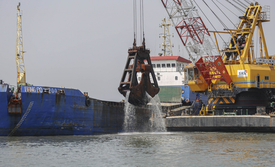 Os portos do Paraná começaram o mês de outubro com o maior número de equipamentos de dragagem operando de forma simultânea no Brasil. São sete unidades em atividade, ao mesmo tempo: quatro dragas, dois batelões e um nivelador. Foto: Jonathan Campos / AEN