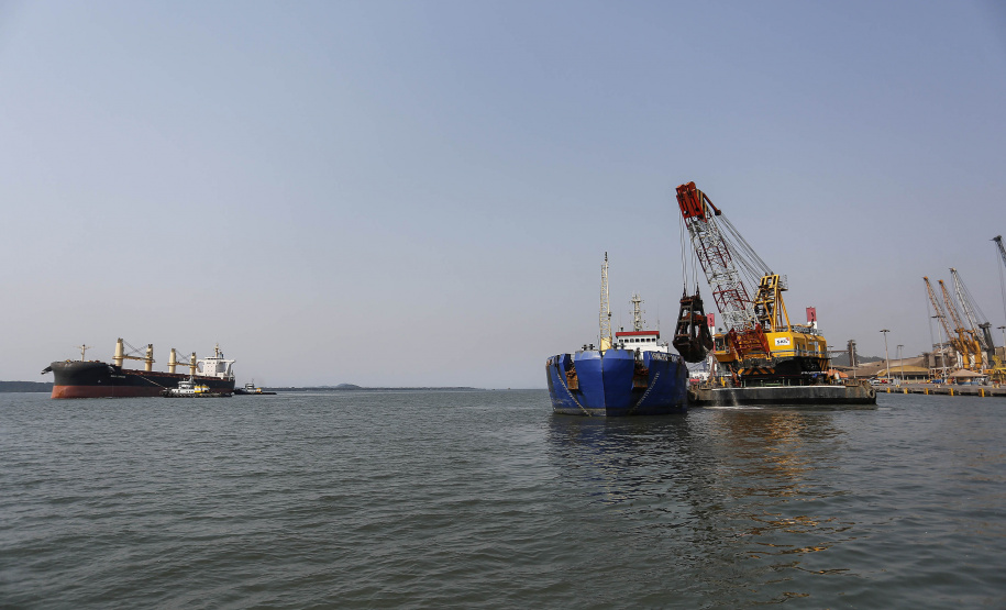 Os portos do Paraná começaram o mês de outubro com o maior número de equipamentos de dragagem operando de forma simultânea no Brasil. São sete unidades em atividade, ao mesmo tempo: quatro dragas, dois batelões e um nivelador. Foto: Jonathan Campos / AEN