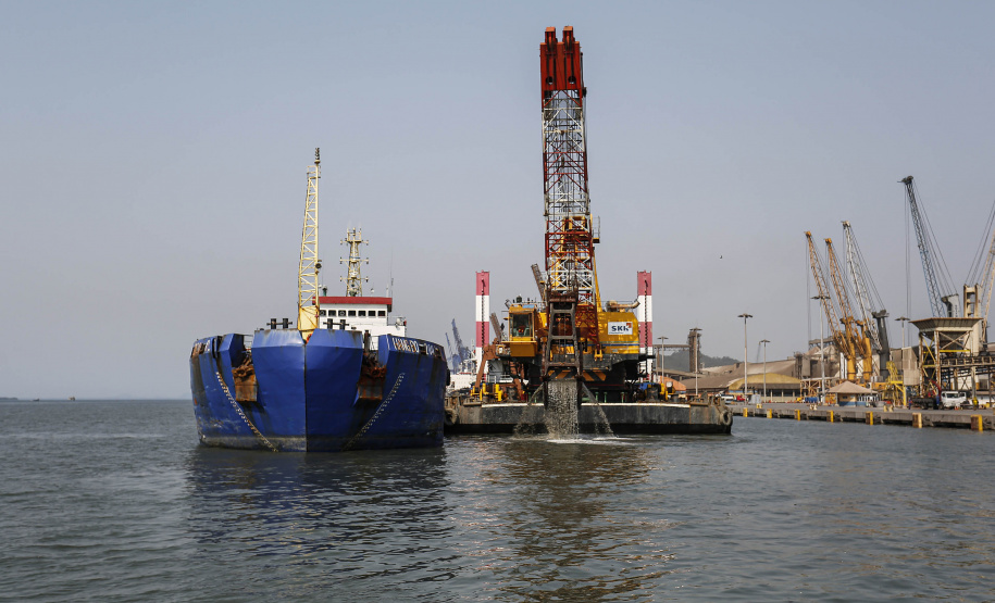 Os portos do Paraná começaram o mês de outubro com o maior número de equipamentos de dragagem operando de forma simultânea no Brasil. São sete unidades em atividade, ao mesmo tempo: quatro dragas, dois batelões e um nivelador. Foto: Jonathan Campos / AEN