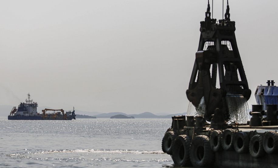 Os portos do Paraná começaram o mês de outubro com o maior número de equipamentos de dragagem operando de forma simultânea no Brasil. São sete unidades em atividade, ao mesmo tempo: quatro dragas, dois batelões e um nivelador. Foto: Jonathan Campos / AEN