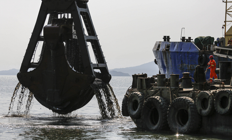 Os portos do Paraná começaram o mês de outubro com o maior número de equipamentos de dragagem operando de forma simultânea no Brasil. São sete unidades em atividade, ao mesmo tempo: quatro dragas, dois batelões e um nivelador. Foto: Jonathan Campos / AEN