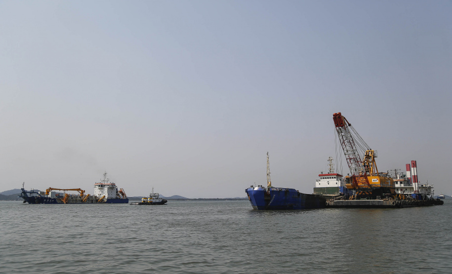 Os portos do Paraná começaram o mês de outubro com o maior número de equipamentos de dragagem operando de forma simultânea no Brasil. São sete unidades em atividade, ao mesmo tempo: quatro dragas, dois batelões e um nivelador. Foto: Jonathan Campos / AEN