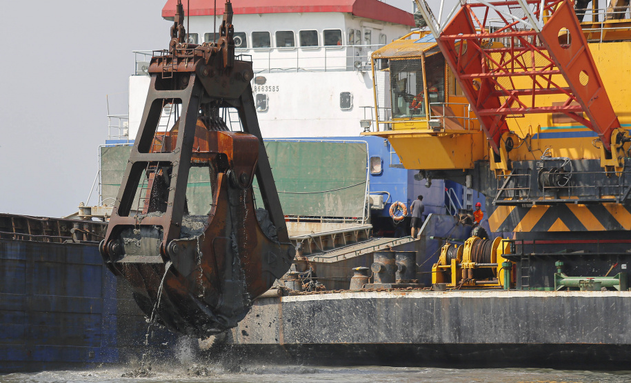 Os portos do Paraná começaram o mês de outubro com o maior número de equipamentos de dragagem operando de forma simultânea no Brasil. São sete unidades em atividade, ao mesmo tempo: quatro dragas, dois batelões e um nivelador. Foto: Jonathan Campos / AEN