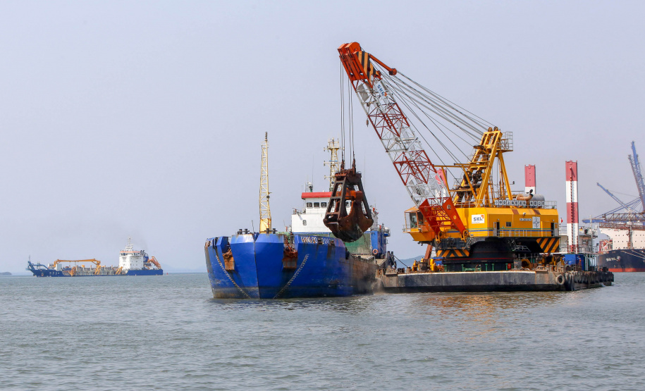 Os portos do Paraná começaram o mês de outubro com o maior número de equipamentos de dragagem operando de forma simultânea no Brasil. São sete unidades em atividade, ao mesmo tempo: quatro dragas, dois batelões e um nivelador. Foto: Gilson Abreu/AEN