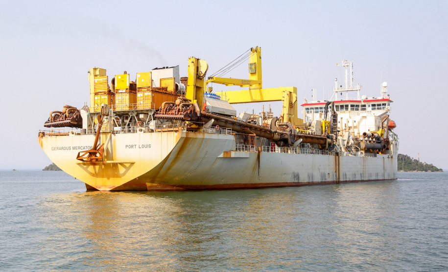 Os portos do Paraná começaram o mês de outubro com o maior número de equipamentos de dragagem operando de forma simultânea no Brasil. São sete unidades em atividade, ao mesmo tempo: quatro dragas, dois batelões e um nivelador. Foto: Gilson Abreu/AEN