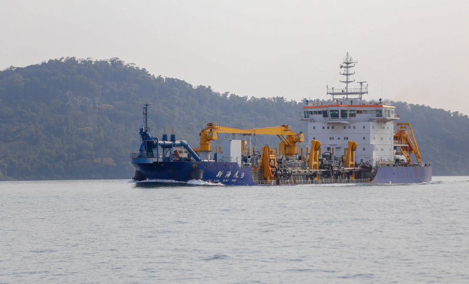 Os portos do Paraná começaram o mês de outubro com o maior número de equipamentos de dragagem operando de forma simultânea no Brasil. São sete unidades em atividade, ao mesmo tempo: quatro dragas, dois batelões e um nivelador. Foto: Gilson Abreu/AEN