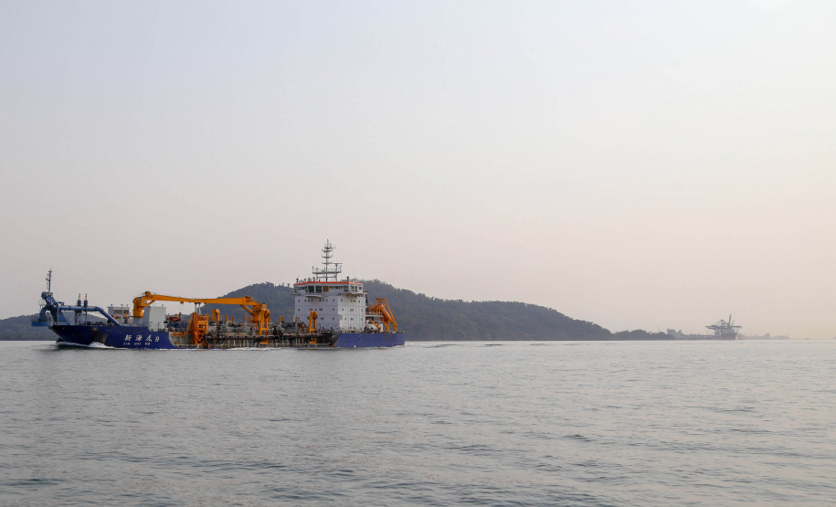 Os portos do Paraná começaram o mês de outubro com o maior número de equipamentos de dragagem operando de forma simultânea no Brasil. São sete unidades em atividade, ao mesmo tempo: quatro dragas, dois batelões e um nivelador. Foto: Gilson Abreu/AEN