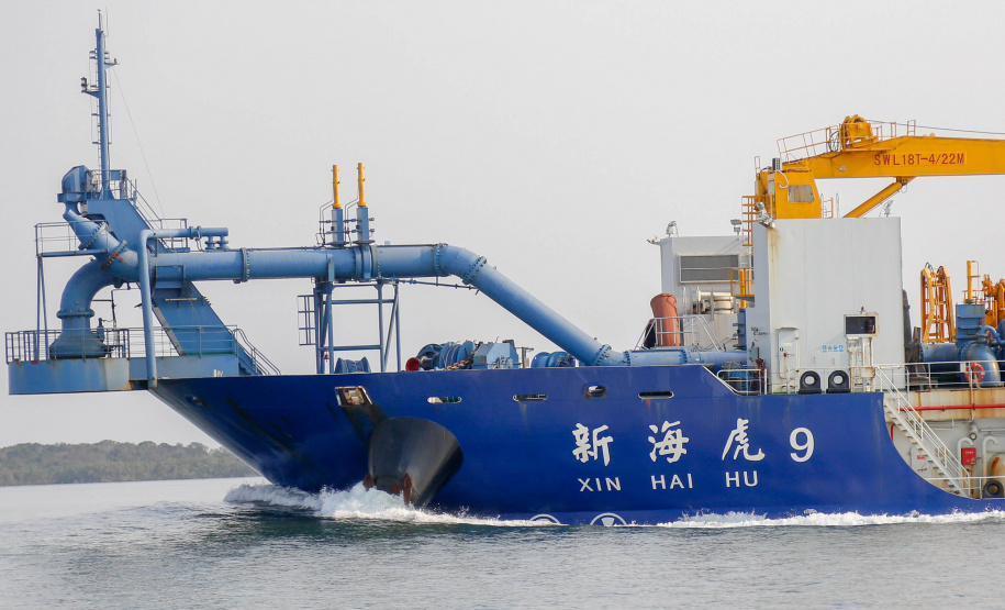 Os portos do Paraná começaram o mês de outubro com o maior número de equipamentos de dragagem operando de forma simultânea no Brasil. São sete unidades em atividade, ao mesmo tempo: quatro dragas, dois batelões e um nivelador. Foto: Gilson Abreu/AEN