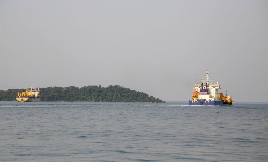 Os portos do Paraná começaram o mês de outubro com o maior número de equipamentos de dragagem operando de forma simultânea no Brasil. São sete unidades em atividade, ao mesmo tempo: quatro dragas, dois batelões e um nivelador. Foto: Gilson Abreu/AEN