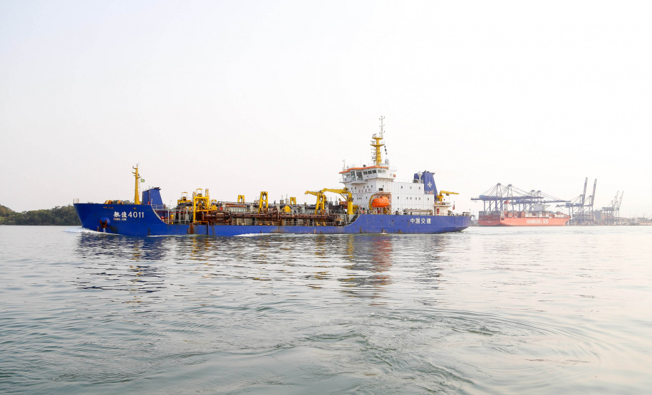 Os portos do Paraná começaram o mês de outubro com o maior número de equipamentos de dragagem operando de forma simultânea no Brasil. São sete unidades em atividade, ao mesmo tempo: quatro dragas, dois batelões e um nivelador. Foto: Gilson Abreu/AEN