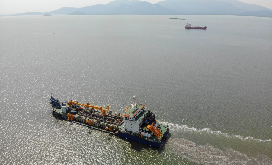 Os portos do Paraná começaram o mês de outubro com o maior número de equipamentos de dragagem operando de forma simultânea no Brasil. São sete unidades em atividade, ao mesmo tempo: quatro dragas, dois batelões e um nivelador. Foto: Gilson Abreu/AEN