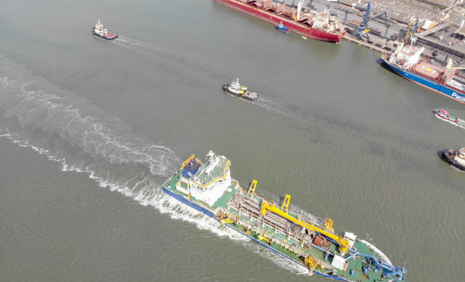 Os portos do Paraná começaram o mês de outubro com o maior número de equipamentos de dragagem operando de forma simultânea no Brasil. São sete unidades em atividade, ao mesmo tempo: quatro dragas, dois batelões e um nivelador. Foto: Gilson Abreu/AEN