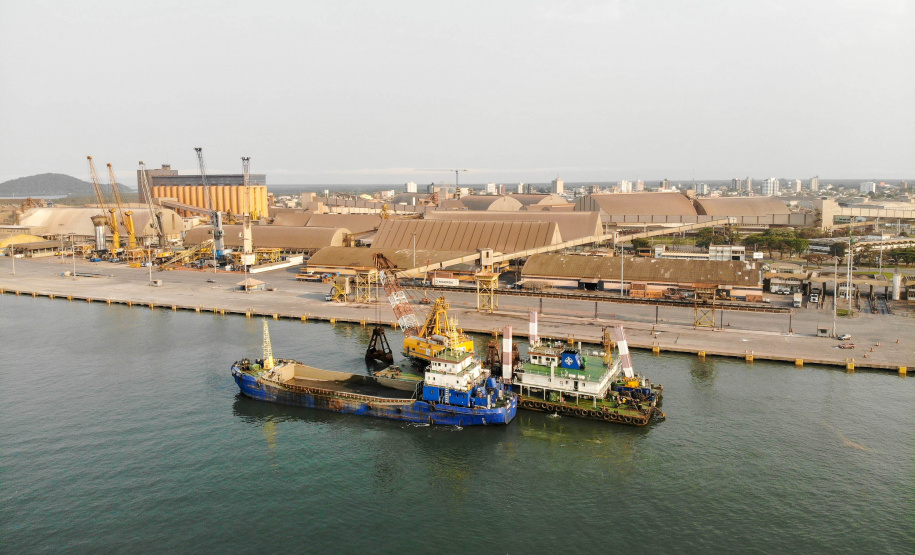 Os portos do Paraná começaram o mês de outubro com o maior número de equipamentos de dragagem operando de forma simultânea no Brasil. São sete unidades em atividade, ao mesmo tempo: quatro dragas, dois batelões e um nivelador. Foto: Gilson Abreu/AEN