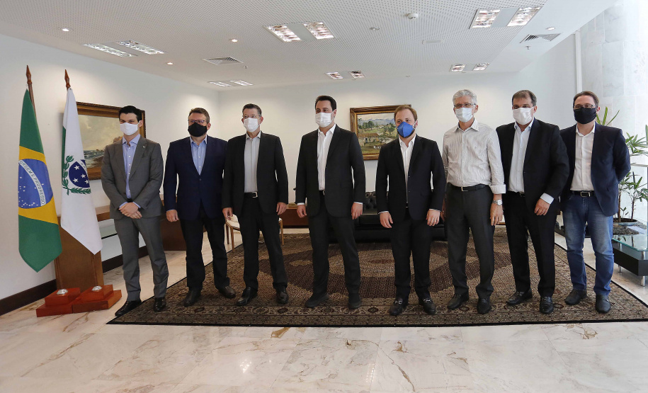 JBS planeja investir na industrialização de alimentos no Paraná. As principais premissas desse plano de investimento, que ainda está sendo elaborado, foram apresentadas pelo CEO da JBS, Wesley Filho, ao governador Carlos Massa Ratinho Junior no Palácio Iguaçu nesta segunda-feira (5). Foto: Jonathan Campos/AEN