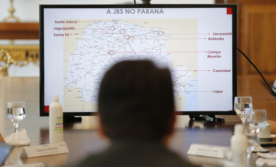 JBS planeja investir na industrialização de alimentos no Paraná. As principais premissas desse plano de investimento, que ainda está sendo elaborado, foram apresentadas pelo CEO da JBS, Wesley Filho, ao governador Carlos Massa Ratinho Junior no Palácio Iguaçu nesta segunda-feira (5). . Foto: Jonathan Campos/AEN