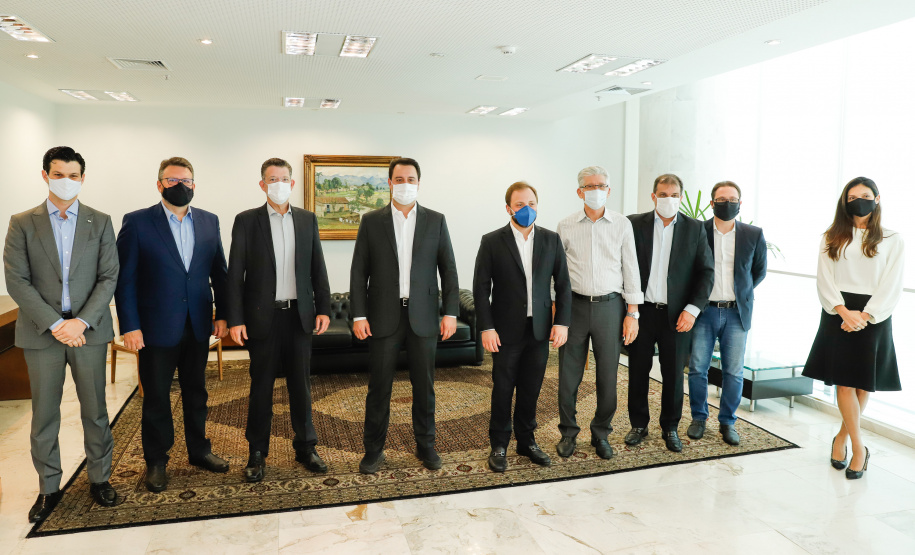 JBS planeja investir na industrialização de alimentos no Paraná. As principais premissas desse plano de investimento, que ainda está sendo elaborado, foram apresentadas pelo CEO da JBS, Wesley Filho, ao governador Carlos Massa Ratinho Junior no Palácio Iguaçu nesta segunda-feira (5).