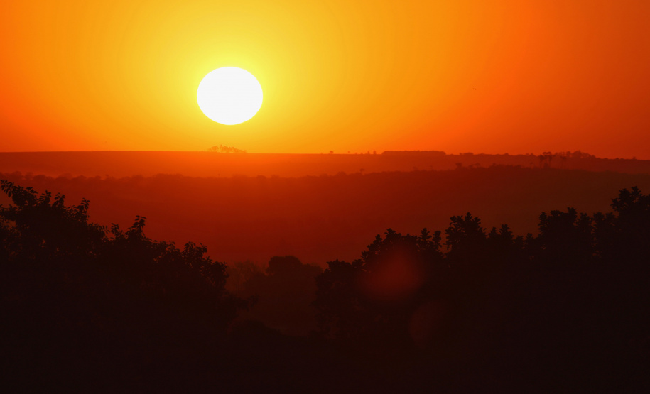 As mais altas temperaturas da história, registradas no Paraná no fim de semana, elevaram o consumo de água em todo o Estado e demandaram produções recordes da Companhia de Saneamento do Paraná (Sanepar). Em muitos sistemas, mesmo a produção 24 horas por dia não foi suficiente para atender a população, principalmente onde a estiagem tem provocado redução na vazão de poços e rios. Foto: José Fernando Ogura/AEN