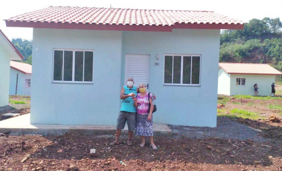 Nesta segunda feira (5), mais uma obra do programa Nossa Gente Paraná foi entregue na região Sudoeste do Estado. Desta vez, dez famílias de Manfrinópolis que viviam em condições precárias ou pagavam aluguel puderam, por meio do programa, realizar o sonho da casa própria sem precisar pagar nada por isso. (Foto: Eduardo Cioatto)