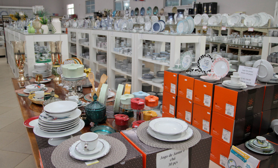 Porcelanas Germer. Criada em 1978, a fábrica emprega cerca de 500 pessoas e produz em média um milhão de peças por mês.Feito no Paraná. Foto: Ari Dias/AEN.